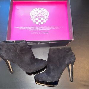 NWT Vince Camuto black true suede Dany
